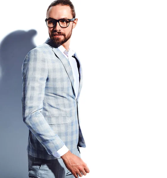 Retrato de moda elegante modelo de homem de negócios hipster elegante vestido com terno azul claro elegante isolado no branco — Fotografia de Stock