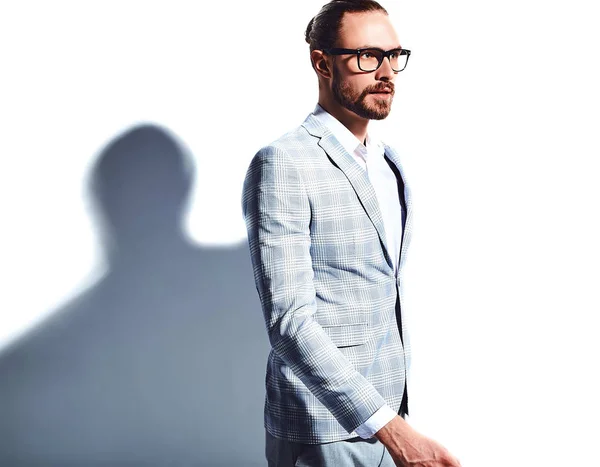 Portret van knappe stijlvolle hipster zakenman fotomodel gekleed in elegante licht blauwe pak geïsoleerd op wit — Stockfoto