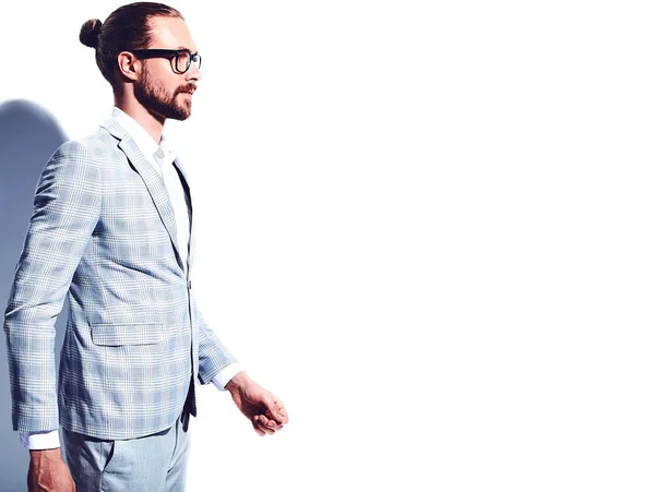 Porträt der schönen Mode stilvolle Hipster Geschäftsmann Modell in eleganten hellblauen Anzug isoliert auf weiß gekleidet — Stockfoto