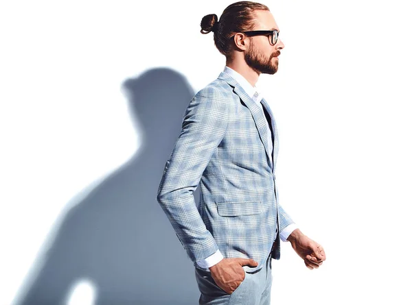 Ritratto di bello alla moda elegante modello di uomo d'affari hipster vestito in elegante abito azzurro isolato su bianco — Foto Stock