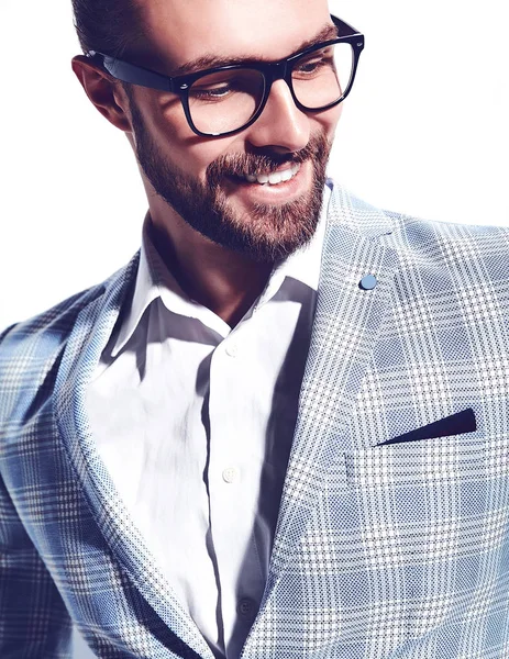Retrato de moda elegante hipster hombre de negocios modelo vestido con elegante traje azul claro aislado en blanco —  Fotos de Stock