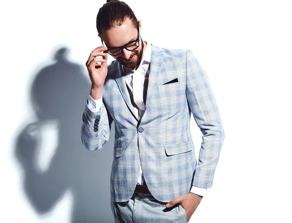 Retrato de moda elegante modelo de homem de negócios hipster elegante vestido com terno azul claro elegante isolado no branco — Fotografia de Stock