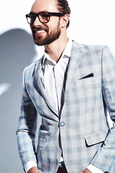 Портрет красивой моды стильный хипстер модель бизнесмен одет в элегантный светло-синий костюм изолирован на белом — стоковое фото