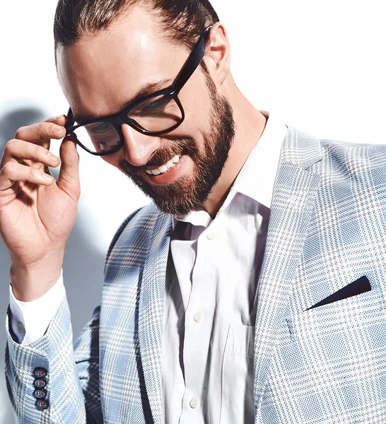 Retrato de moda elegante modelo de homem de negócios hipster elegante vestido com terno azul claro elegante isolado no branco — Fotografia de Stock