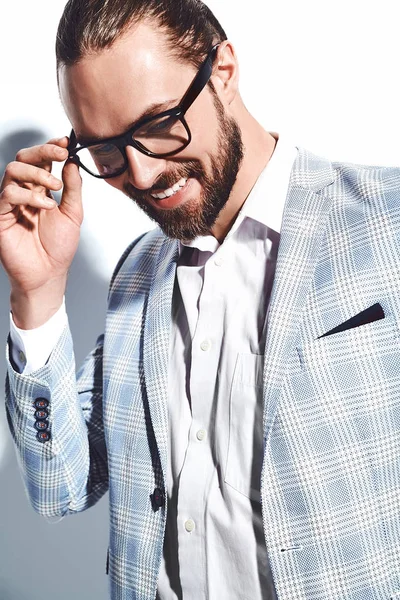 Ritratto di bello alla moda elegante modello di uomo d'affari hipster vestito in elegante abito azzurro isolato su bianco — Foto Stock