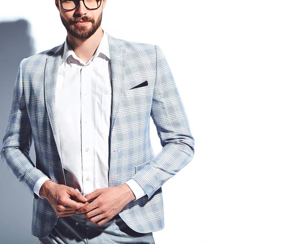 Retrato de moda elegante modelo de homem de negócios hipster elegante vestido com terno azul claro elegante isolado no branco — Fotografia de Stock