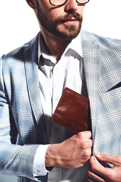 Portret przystojny stylowy hipster biznesmen modelka ubrana w eleganckie light Niebieski garnitur na białym tle — Zdjęcie stockowe