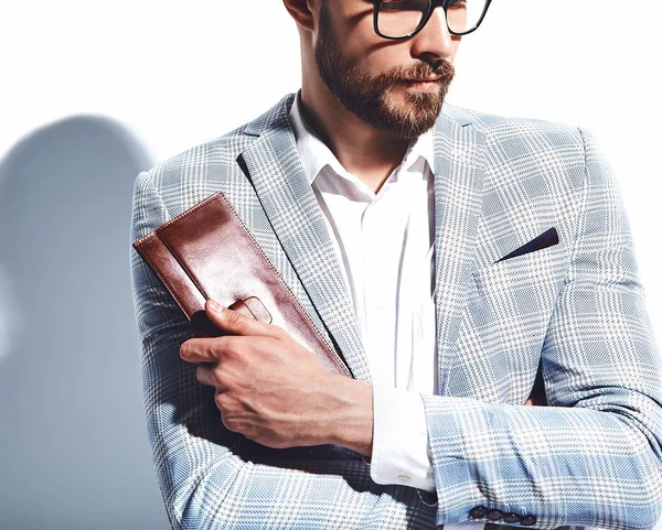 Porträtt av stilig snygg hipster affärsman modell klädd i elegant ljus blå kostym isolerad på vit — Stockfoto