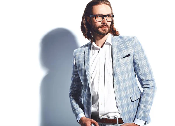 Retrato de moda elegante modelo de homem de negócios hipster elegante vestido com terno azul claro elegante isolado no branco — Fotografia de Stock