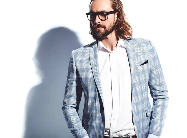 Porträt der schönen Mode stilvolle Hipster Geschäftsmann Modell in eleganten hellblauen Anzug isoliert auf weiß gekleidet — Stockfoto