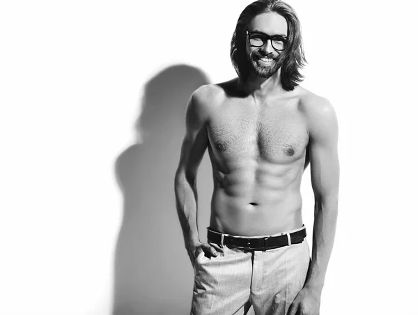 Πορτρέτο του όμορφος μόδα κομψό hipster μοντέλο άνθρωπος σε κλασικό πουκάμισο με γυμνό στήθος απομονωθεί σε λευκό — Φωτογραφία Αρχείου