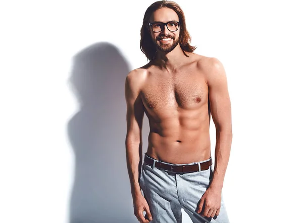 Portrait de bel homme modèle hipster de mode élégant en chemise classique avec poitrine nue isolé sur blanc — Photo