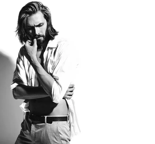 Porträt des hübschen Mode stilvollen Hipster-Modell Mann in klassischem Hemd mit nackter Brust isoliert auf weiß — Stockfoto