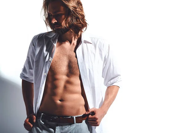 Retrato de moda elegante hipster modelo hombre en camisa clásica con pecho desnudo aislado en blanco — Foto de Stock