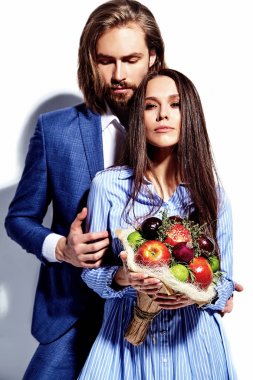 Moda fotoğraf insanın yakışıklı şık elbiseli beyaz izole renkli elbiseli güzel seksi kadınla 