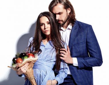 Moda fotoğraf insanın yakışıklı şık elbiseli beyaz izole renkli elbiseli güzel seksi kadınla 