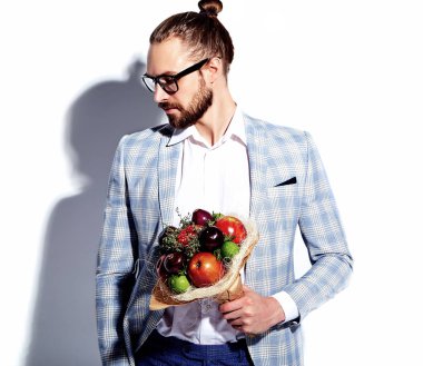 yakışıklı moda şık hipster işadamı modeli adam portresi yaratıcı çiçek taze kokulu beyaz izole gözlüklü zarif ışık mavi takım elbise giymiş