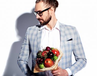 yakışıklı moda şık hipster işadamı modeli adam portresi yaratıcı çiçek taze kokulu beyaz izole gözlüklü zarif ışık mavi takım elbise giymiş