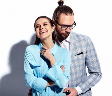 Moda fotoğraf insanın yakışıklı şık elbiseli beyaz izole renkli elbiseli güzel seksi kadınla 