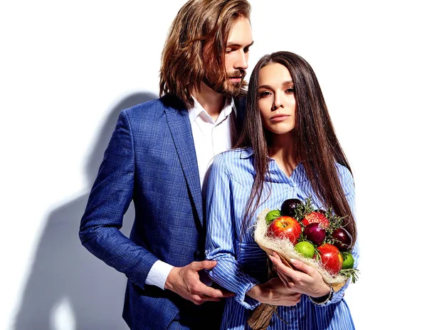 Foto di moda di bell'uomo elegante in giacca e cravatta con bella donna sexy in abito colorato isolato su bianco — Foto Stock