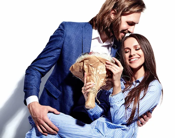 Foto de moda de hombre elegante guapo en traje con hermosa mujer sexy en vestido colorido aislado en blanco — Foto de Stock