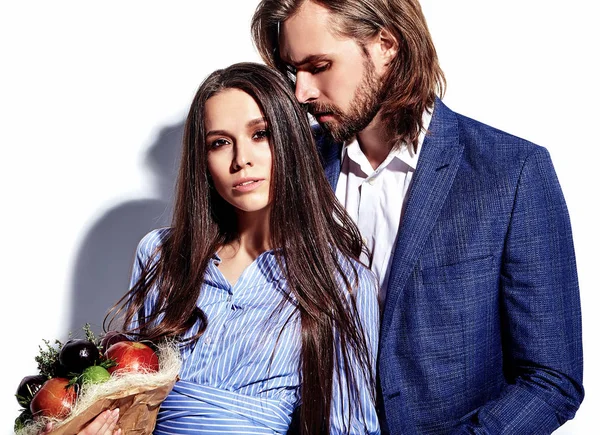 Moda foto de homem elegante bonito em terno com bela mulher sexy em vestido colorido isolado no branco — Fotografia de Stock