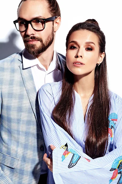 Foto de moda de hombre elegante guapo en traje con hermosa mujer sexy en vestido colorido aislado en blanco — Foto de Stock