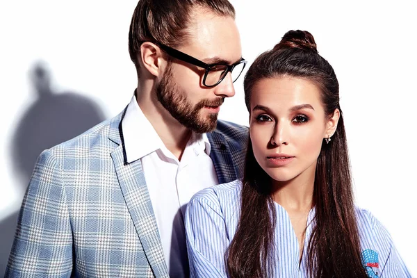 Moda foto de homem elegante bonito em terno com bela mulher sexy em vestido colorido isolado no branco — Fotografia de Stock