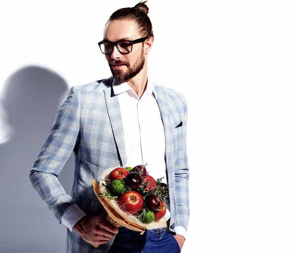 yakışıklı moda şık hipster işadamı modeli adam portresi yaratıcı çiçek taze kokulu beyaz izole gözlüklü zarif ışık mavi takım elbise giymiş