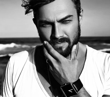 Mavi deniz arka plan üzerinde poz portre yakışıklı moda giyen adam model beyaz elbise