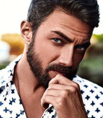 Sokak arka plan üzerinde poz portre yakışıklı sunbathed moda giyen adam model beyaz gömlek elbise