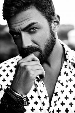 Sokak arka plan üzerinde poz portre yakışıklı sunbathed moda giyen adam model beyaz gömlek elbise