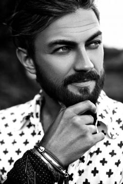 Sokak arka plan üzerinde poz portre yakışıklı sunbathed moda giyen adam model beyaz gömlek elbise