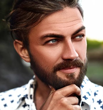 Sokak arka plan üzerinde poz portre yakışıklı sunbathed moda giyen adam model beyaz gömlek elbise