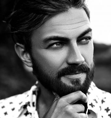 Sokak arka plan üzerinde poz portre yakışıklı sunbathed moda giyen adam model beyaz gömlek elbise