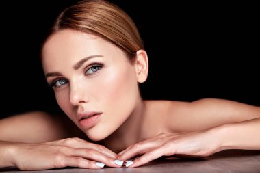 güzel bir kadın modeli hiçbir makyaj ve temiz sağlıklı cilt yüz siyah arka plan üzerine