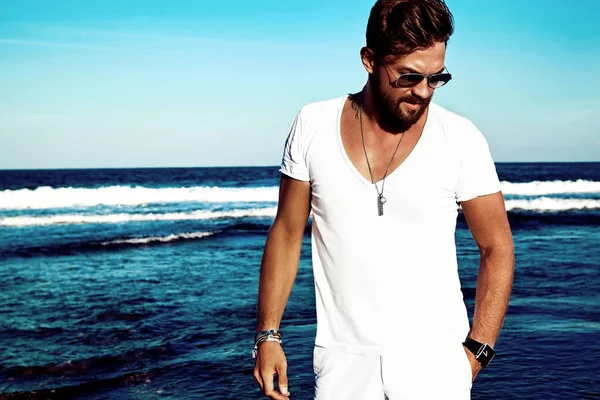 Retrato del guapo modelo de hombre de moda con ropa blanca posando sobre fondo azul marino — Foto de Stock