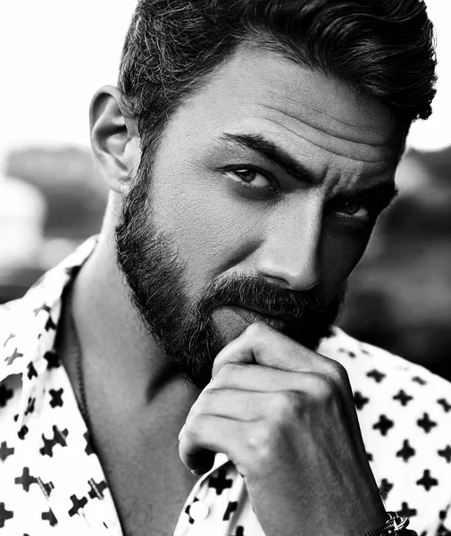 Sokak arka plan üzerinde poz portre yakışıklı sunbathed moda giyen adam model beyaz gömlek elbise