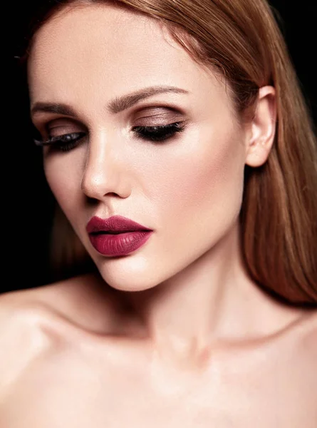 Sensual glamour portrait of beautiful woman model with fresh daily makeup with dark pink lips color and clean healthy skin face — Stock Photo, Image