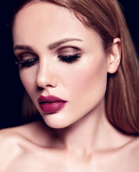 Sensuele glamour portret van mooie vrouw model met verse dagelijkse make-up met donkere roze lippen kleur en schone gezonde huid gezicht — Stockfoto