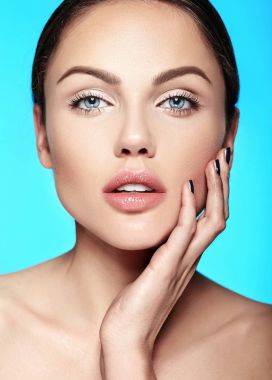 Güzel şehvetli beyaz genç kadın model mükemmel temiz cilt ile çıplak makyaj ile sihir closeup Güzellik Portresi