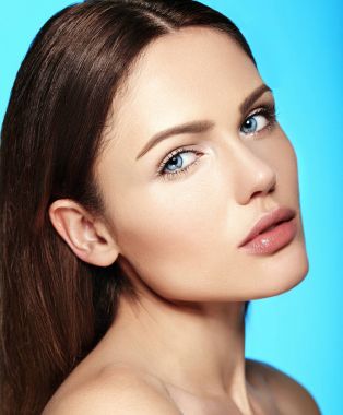 Güzel şehvetli beyaz genç kadın model mükemmel temiz cilt ile çıplak makyaj ile sihir closeup Güzellik Portresi