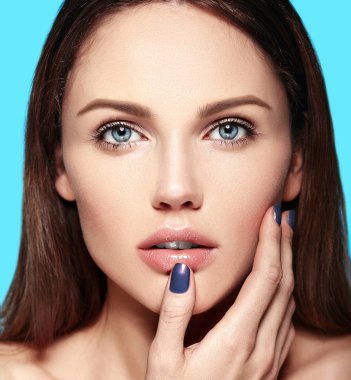 Güzel şehvetli beyaz genç kadın model mükemmel temiz cilt ile çıplak makyaj ile sihir closeup Güzellik Portresi