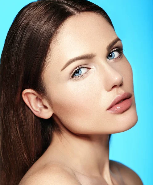 Glamor closeup beleza retrato de belo sensual branco jovem mulher modelo com maquiagem nua com pele limpa perfeita — Fotografia de Stock