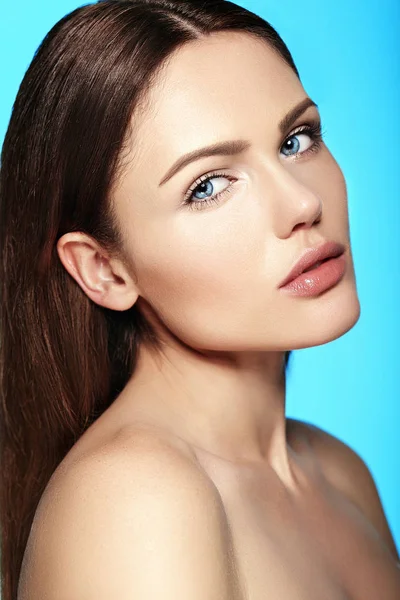 Glamor closeup beleza retrato de belo sensual branco jovem mulher modelo com maquiagem nua com pele limpa perfeita — Fotografia de Stock
