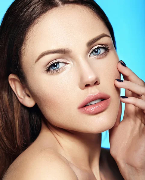 Glamor primer plano retrato de belleza de hermosa sensual modelo de mujer joven caucásica con maquillaje desnudo con piel limpia perfecta — Foto de Stock