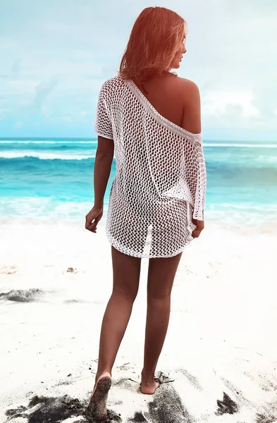 透明な白いブラウス夏ビーチと青い海を背景にポーズで美しい白人の日光浴の女性モデルのポートレート — ストック写真