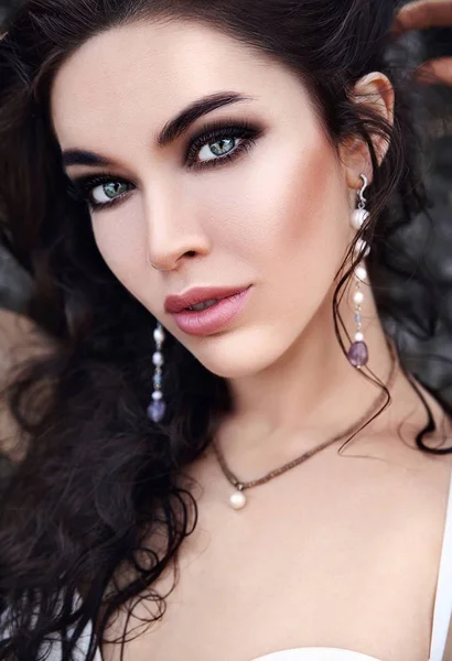 Retrato de belo modelo de mulher caucasiana com cabelo longo escuro posando ao ar livre — Fotografia de Stock