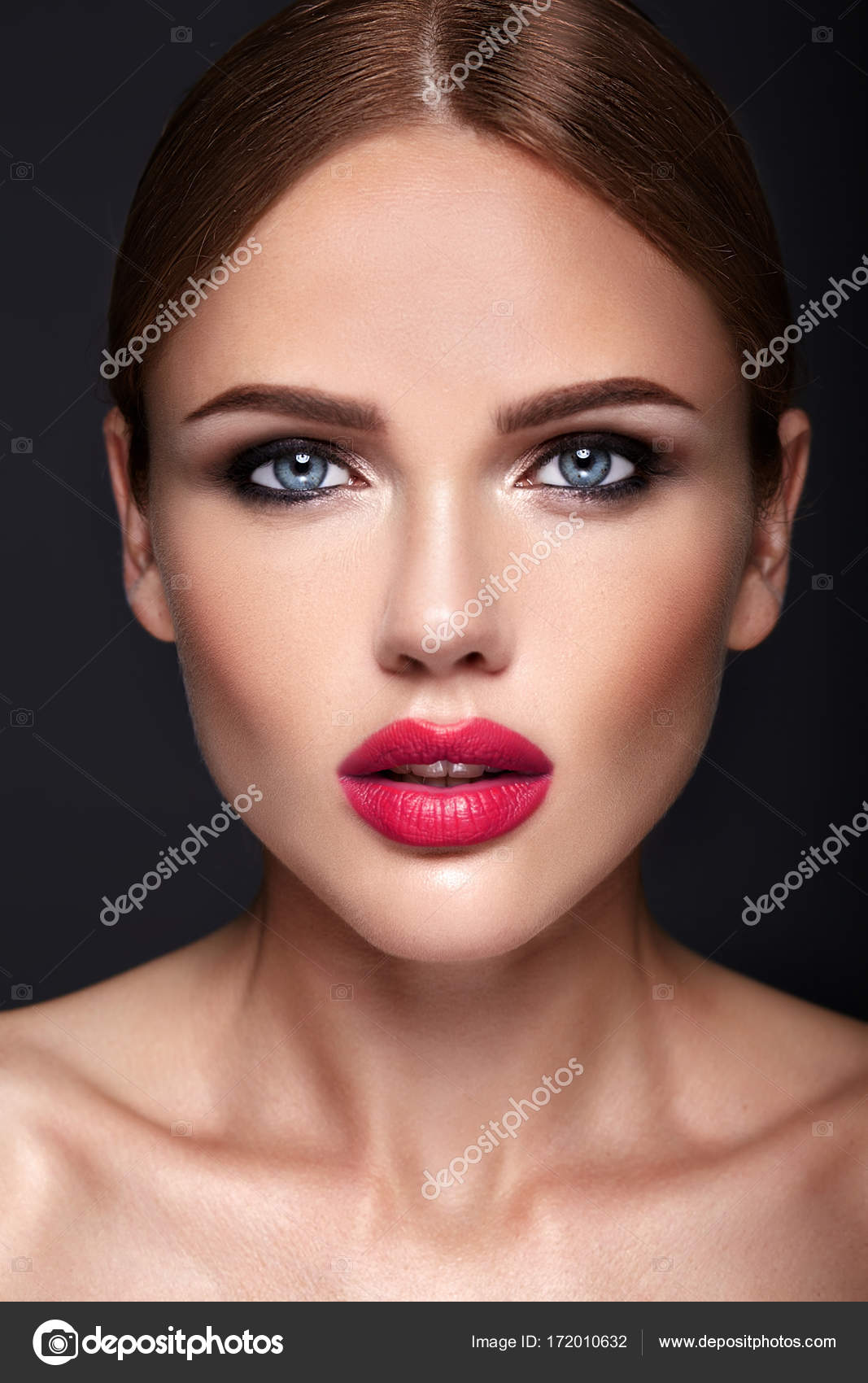 Retrato de modelo menina bonita com maquiagem à noite e penteado romântico.  Lábios vermelhos fotos, imagens de © alexhalay #172010924