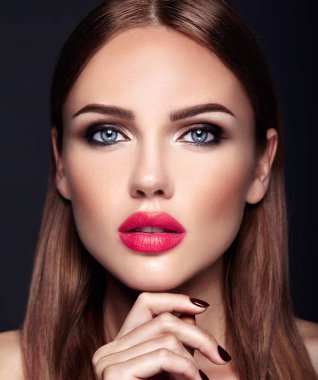 Güzel kız akşam makyaj ve romantik saç modeliyle portresi. Kırmızı dudaklar